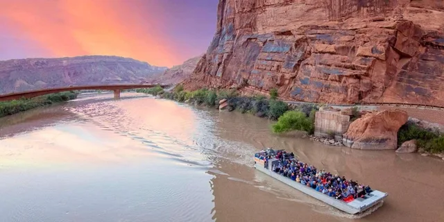 Moab Colorado River Dinner Cruise with Light Show - Image 2
