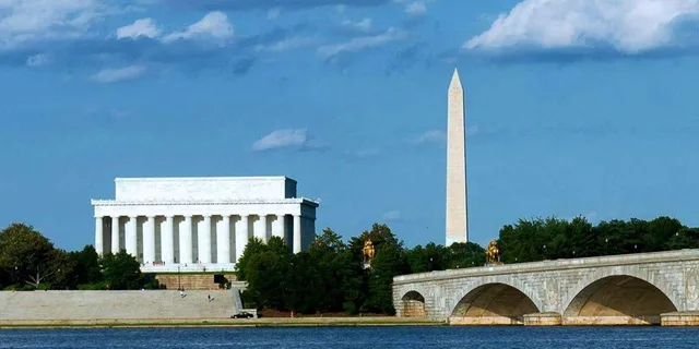 Washington DC Monuments and Cherry Blossom Tour - Image 5