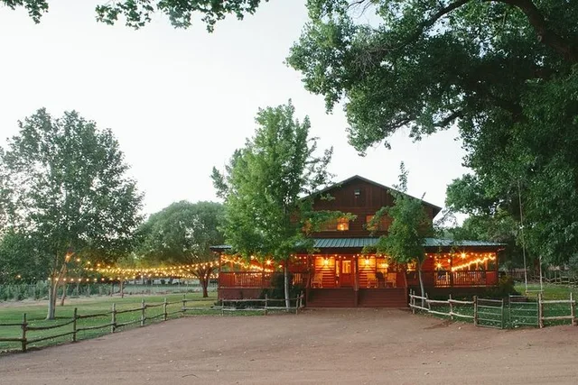 Sedona Wine Tour by Limo Bus with Charcuterie - Image 2