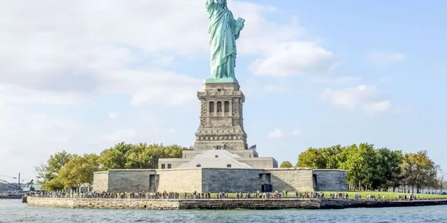 New York City Statue of Liberty Cruise 1 hr - Image 4