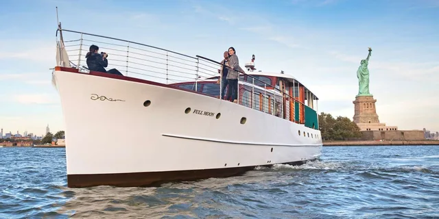 New York City Mini Yacht Sightseeing Tour 1.5 hr - Image 1