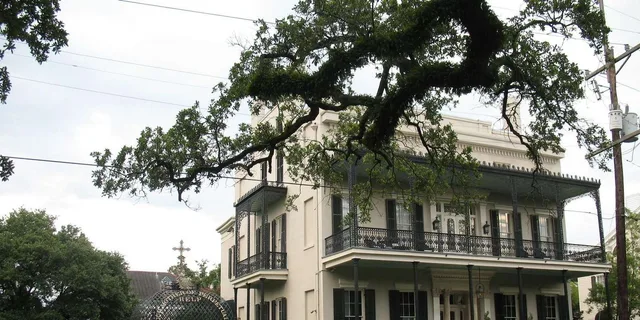 New Orleans Garden District Walking Tour - Image 4