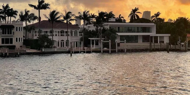 Miami Sightseeing Cruise of Millionaire Homes - Image 1