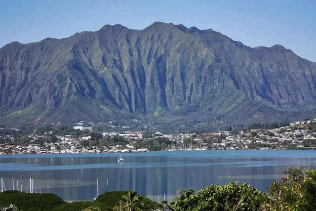 Waikiki Island Tour and Sail with Snorkeling - Image 5