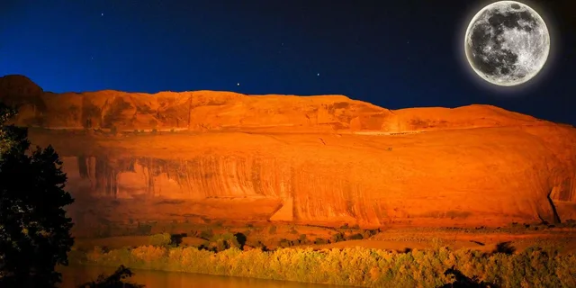 Moab Colorado River Dinner Cruise with Light Show - Image 1