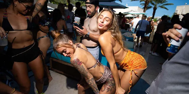 Las Vegas Pool Crawl with Free Drinks - Image 4