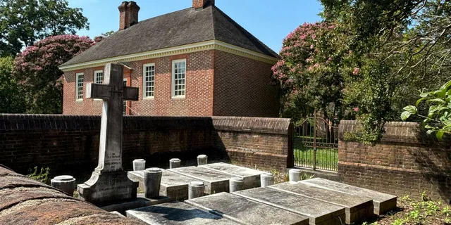 Williamsburg Walking Tour of Death and History 1.5 hr - Image 1