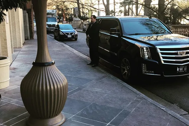 Luxury Car Service in City - Image 3