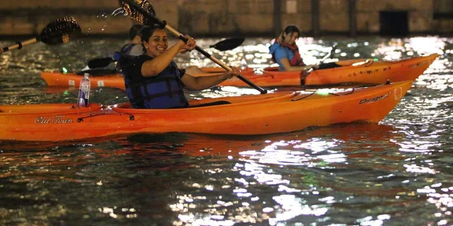 Chicago Moonlight Paddle Tour on the River - Image 2