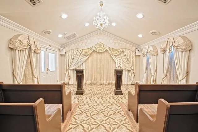 Las Vegas Wedding Package in Victorian Chapel 90 min - Image 3