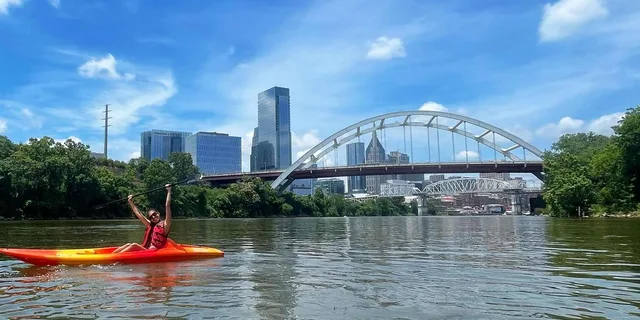 Nashville Kayak Tour with Skyline Views 2 hr - Image 3