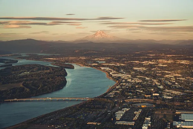 Portland Air Tour of Multnomah Falls - Image 3