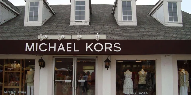New York City Shopping Tour at Woodbury Outlets - Image 4