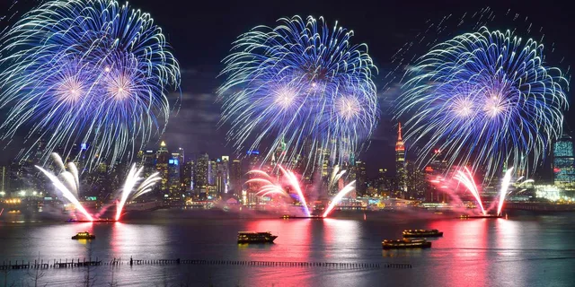 New York City Fireworks Cruise with Buffet & Drinks - Image 5